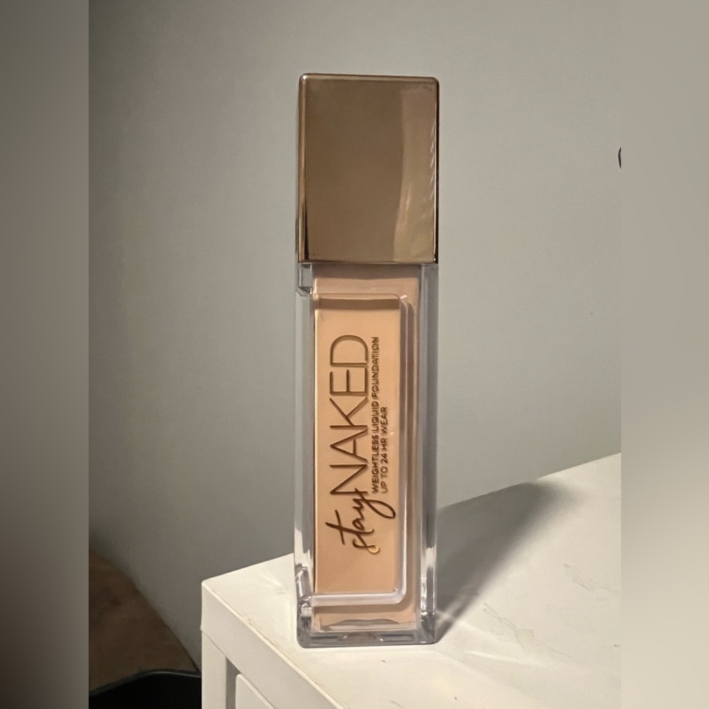 Urban Decay Stay Naked Weightless Foundation shade 40NN
